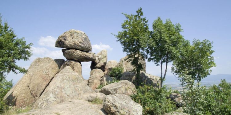 Скален мегалит „Вратата на богинята майка“, Бузовград, Казанлък, България.