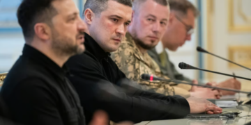 Комедията за милиарди долари от разногласия на върха в Киев