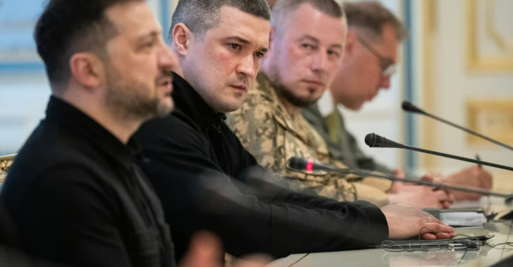 Комедията за милиарди долари от разногласия на върха в Киев