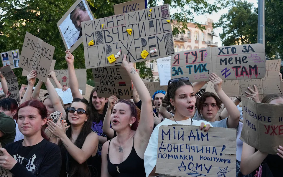 Активисти протестират срещу уволнението на министъра на отбраната на Украйна Активисти излязоха на улицата, за да протестират срещу уволнението на г-н Федоров като министър на отбраната. Снимка: AP