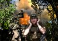 Войник от украинските въоръжени сили стреля със самоходна гаубица „Цезар“. Снимка: Дмитро Смолиенко/Ukrinform/NurPhoto via Getty Images