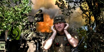 Войник от украинските въоръжени сили стреля със самоходна гаубица „Цезар“. Снимка: Дмитро Смолиенко/Ukrinform/NurPhoto via Getty Images