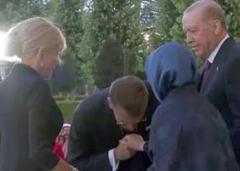 Френският президент Еманюел Макрон се опита да целуне ръката на турската първа дама Емине Ердоган