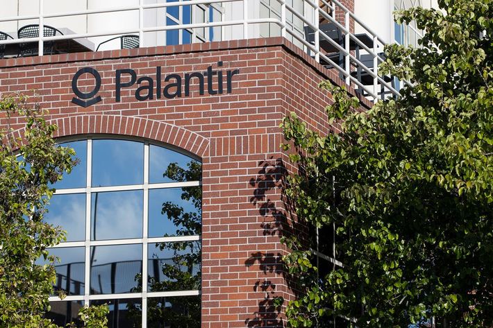Екстериор на офис сградата на Palantir Technologies Снимка = iStock.com/hapabapa