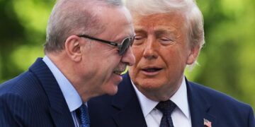 Турският президент Реджеп Тайип Ердоган и президентът на САЩ Доналд Тръмп (отляво надясно) по време на церемония по посрещане в Президентския комплекс преди срещата на върха на НАТО. (Снимка: AP/TASS)
