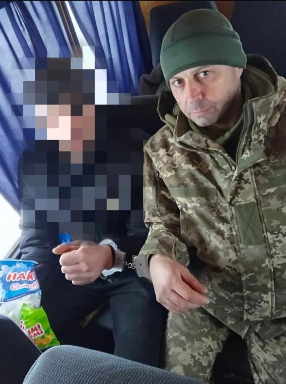 Роман бил окован с вериги за друг военнослужещ на един от етапите на преместването. Снимка, предоставена от събеседника.