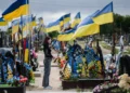Уляна Леха близо до гроба на съпруга си Влад в Киев на 29 май. Serhii Korovayny photos for Fuller