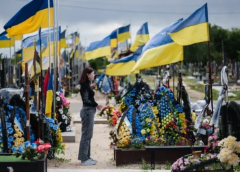 Уляна Леха близо до гроба на съпруга си Влад в Киев на 29 май. Serhii Korovayny photos for Fuller