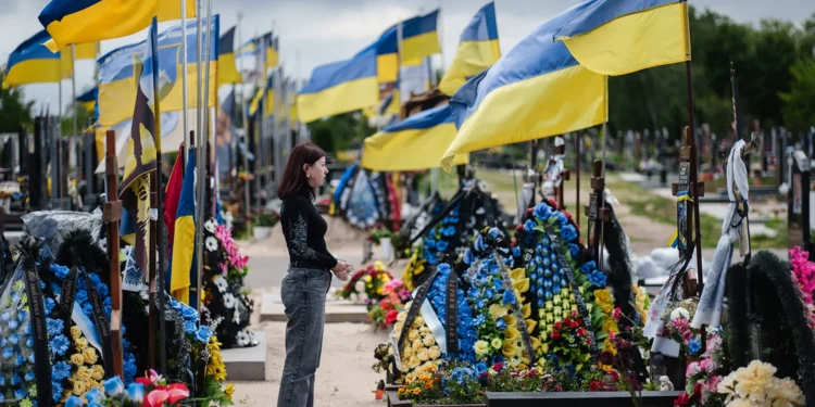 Уляна Леха близо до гроба на съпруга си Влад в Киев на 29 май. Serhii Korovayny photos for Fuller
