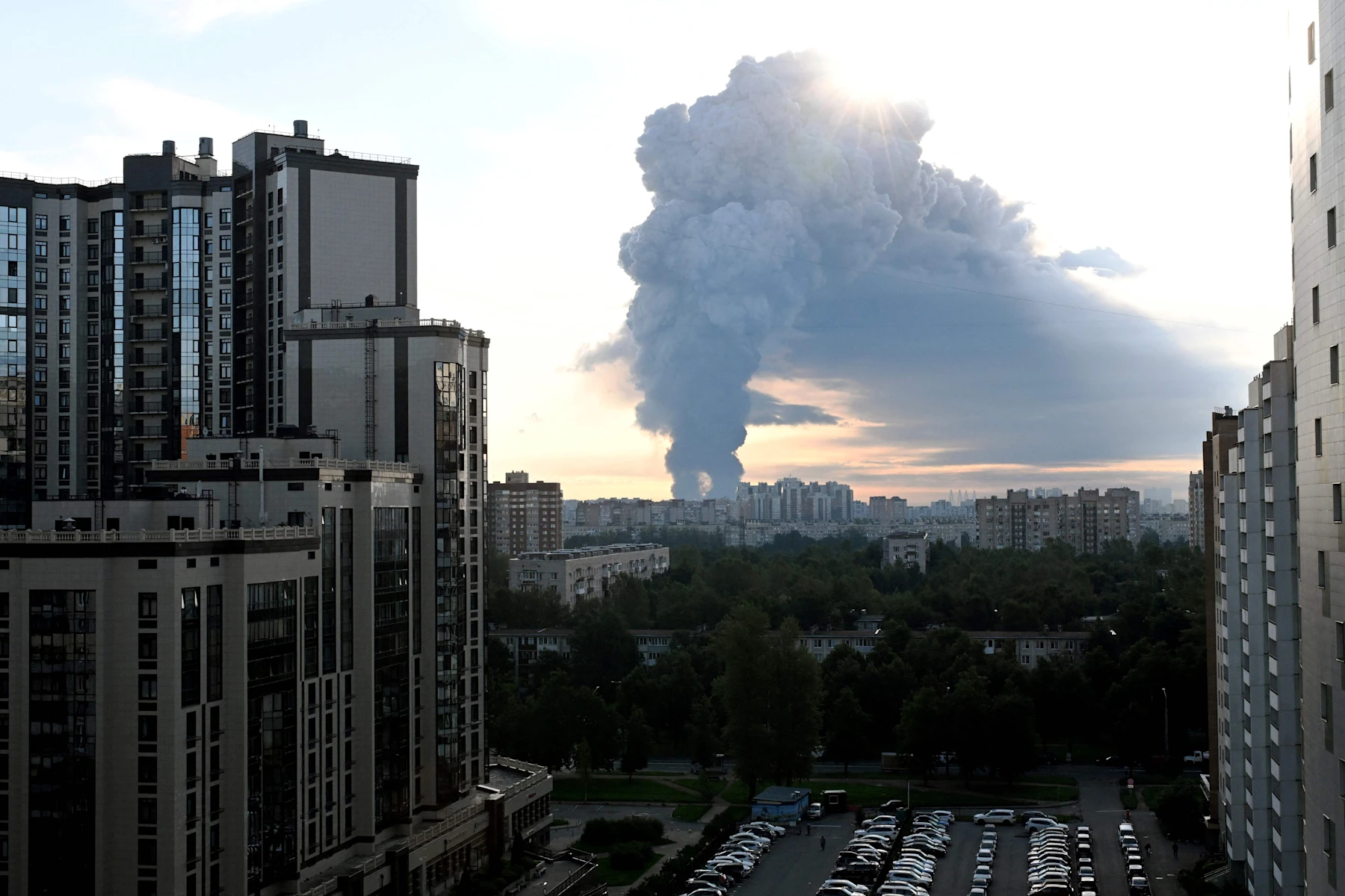 24 юли: Дим се издига от склад, принадлежащ на руския онлайн търговец на дребно Wildberries близо до Санкт Петербург след украински атаки. Източник: AFP/STRINGER