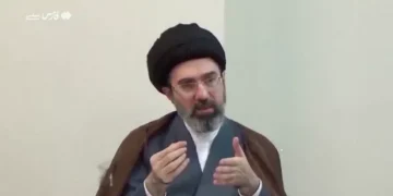 Неподвижно изображение от недатирани архиви, публикувани от иранските медии на 24 август 2026 г., показва Моджтаба Хаменей, присъстващ на среща, преди да поеме ролята на върховен лидер на Иран, на неразкрито място. Pool via WANA / REUTERS
