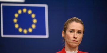 Главният дипломат на Брюксел подготвя следващата вълна от санкции срещу Москва. В интервю Кая Калас обяснява какво могат да очакват лоялните към Кремъл.