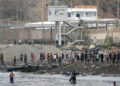 Мигрантите плуват през водите близо до границата с Мароко, за да влязат в анклава Сеута на Испания в Северна Африка на 31 юли 2026 г. JORGE GUERRERO / AFP