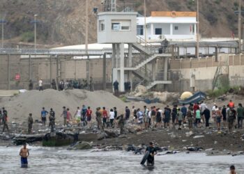 Мигрантите плуват през водите близо до границата с Мароко, за да влязат в анклава Сеута на Испания в Северна Африка на 31 юли 2026 г. JORGE GUERRERO / AFP