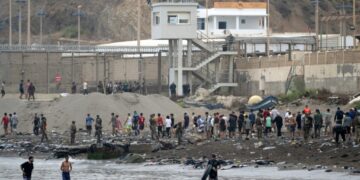 Мигрантите плуват през водите близо до границата с Мароко, за да влязат в анклава Сеута на Испания в Северна Африка на 31 юли 2026 г. JORGE GUERRERO / AFP