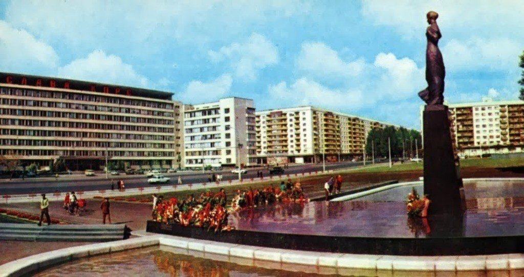 Паметник на Леся Украинка по съветско време. Архивна снимка
