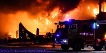 Чудовищна експлозия край Киев, километри огън, огромна черна гъба, издигаща се в небето Снимка: Министерство на извънредните ситуации на Украйна