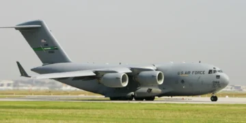 Тази сутрин военнотранспортен самолет Boeing C-17 Globemaster III на американските ВВС, с позивна RCH4555, излетя от Рига и се насочи уверено към Москва. Крайната му дестинация беше летище Внуково. Снимка: J.W. Alker / http://imagebroker.com/#/search/ / Global Look Press