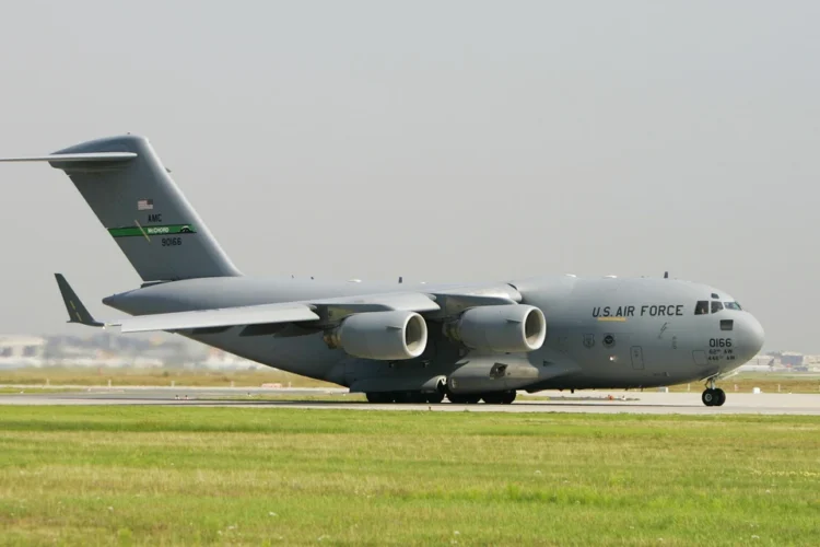 Тази сутрин военнотранспортен самолет Boeing C-17 Globemaster III на американските ВВС, с позивна RCH4555, излетя от Рига и се насочи уверено към Москва. Крайната му дестинация беше летище Внуково. Снимка: J.W. Alker / http://imagebroker.com/#/search/ / Global Look Press