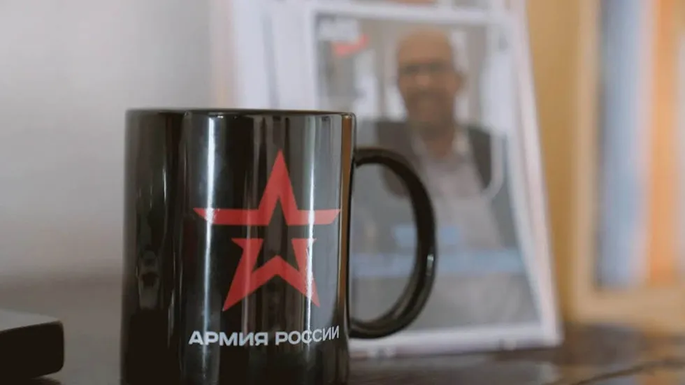 Чаша „Руска армия“ в парламентарния офис на Ханс-Томас Тилшнайдер. Снимка на екрана от видео на Bild, публикувано в края на август 2026 г. Bild