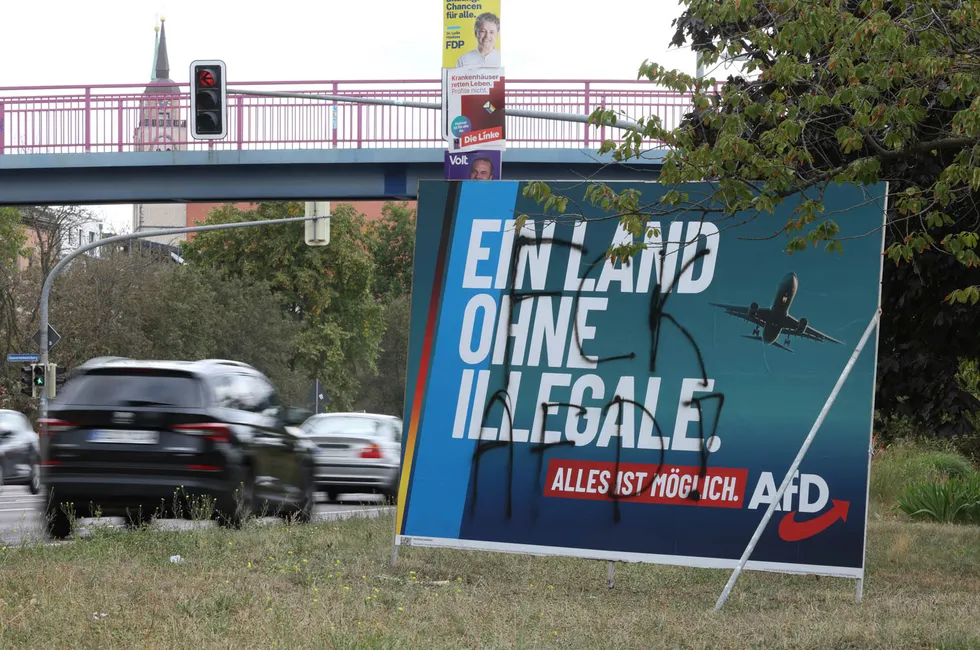 Рекламен плакат на AfD със лозунга: „Държава без нелегални имигранти“. Магдебург, 18 август 2026 г. Sean Gallup / Getty Images