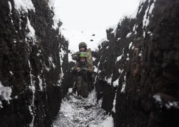 Украински войници се обучават в окопи. (Diego Herrera Carcedo/Anadolu чрез Getty Images)