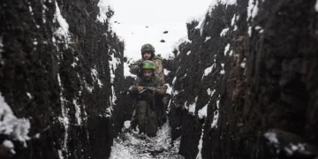 Украински войници се обучават в окопи. (Diego Herrera Carcedo/Anadolu чрез Getty Images)