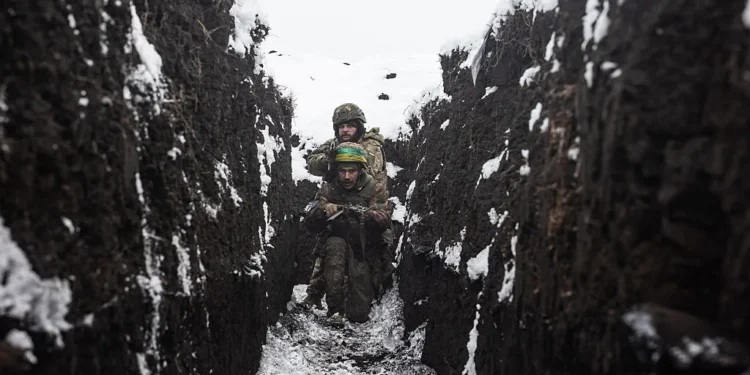 Украински войници се обучават в окопи. (Diego Herrera Carcedo/Anadolu чрез Getty Images)