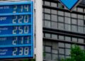 Тази снимка, направена на 1 юли 2026 г., показва дигитален дисплей на цените на различните видове горива на бензиностанция Aral в Берлин, след корекция на цените по обяд след изтичането на отстъпката за гориво на германската държава. TOBIAS SCHWARZ / AFP