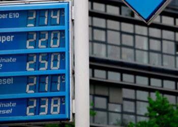 Тази снимка, направена на 1 юли 2026 г., показва дигитален дисплей на цените на различните видове горива на бензиностанция Aral в Берлин, след корекция на цените по обяд след изтичането на отстъпката за гориво на германската държава. TOBIAS SCHWARZ / AFP