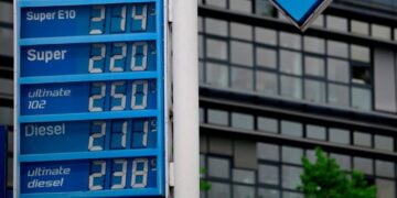 Тази снимка, направена на 1 юли 2026 г., показва дигитален дисплей на цените на различните видове горива на бензиностанция Aral в Берлин, след корекция на цените по обяд след изтичането на отстъпката за гориво на германската държава. TOBIAS SCHWARZ / AFP