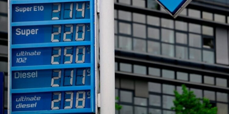 Тази снимка, направена на 1 юли 2026 г., показва дигитален дисплей на цените на различните видове горива на бензиностанция Aral в Берлин, след корекция на цените по обяд след изтичането на отстъпката за гориво на германската държава. TOBIAS SCHWARZ / AFP