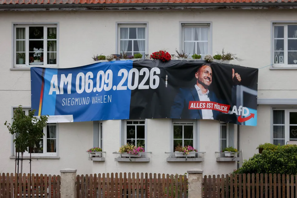 Рекламен плакат на „Алтернатива за Германия“ (AfD) върху жилищна сграда в Магдебург. 3 септември 2026 г. Ян Хюбнер / Imago / Scanpix / LETA