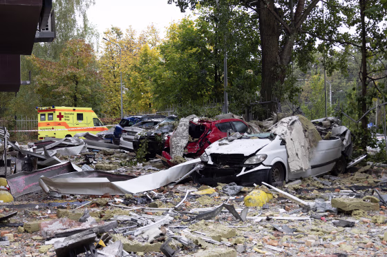 Унищожени автомобили сред отломки в двора на жилищна сграда след руска атака с дронове срещу Киев в сряда. Серхий Окунев / AFP чрез Getty