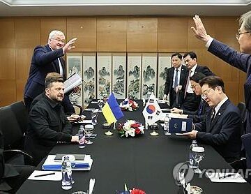 На тази архивна снимка южнокорейският външен министър Чо Хьон (вдясно) и украинският външен министър Андрий Сибиха се поздравяват в хотел в Анкара, Турция, на 8 юли 2026 г., преди началото на срещата на върха между южнокорейския президент И Дже-мьонг (втори отдясно) и украинския президент Володимир Зеленски (втори отляво). (Yonhap) На тази архивна снимка южнокорейският външен министър Чо Хюн (вдясно) и украинският външен министър Андрий Сибиха се поздравяват в хотел в Анкара, Турция, на 8 юли 2026 г., преди началото на срещата на върха между южнокорейския президент Ли Дже Мьонг (втори отдясно) и украинския президент Володимир Зеленски (втори отляво). (Yonhap)