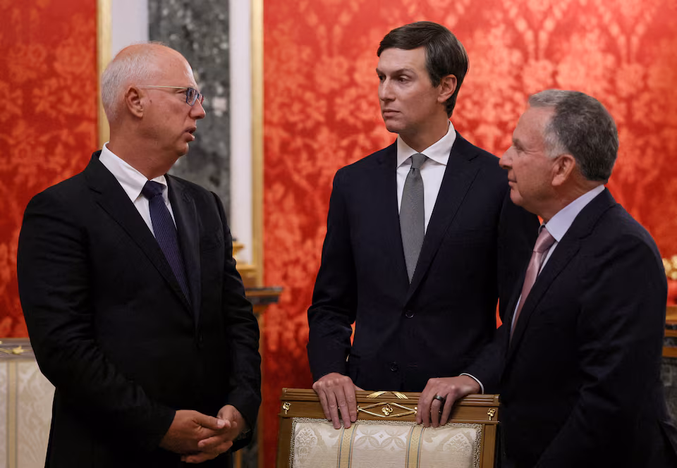 Джаред Къшнър, зет на президента на САЩ Доналд Тръмп, специалният пратеник на САЩ Стив Уиткоф и пратеникът на руския президент Кирил Дмитриев очакват среща с руския президент Владимир Путин в Кремъл, Москва, Русия, 5 септември 2026 г. Sputnik/Михаил Мецел/Pool чрез REUTERS/