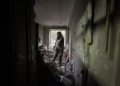 Жител на Запорожие в жилищна сграда, разрушена от руски удар сутринта на 10 октомври. Дария Назарова / AFP / Scanpix / LETA