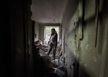 Жител на Запорожие в жилищна сграда, разрушена от руски удар сутринта на 10 октомври. Дария Назарова / AFP / Scanpix / LETA
