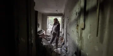 Жител на Запорожие в жилищна сграда, разрушена от руски удар сутринта на 10 октомври. Дария Назарова / AFP / Scanpix / LETA