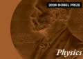 Бронзово лого на Нобеловата награда. vanbeets/Getty Images (снимка); Scientific American (композитно изображение) vanbeets/Getty Images; Scientific American Космос и физика