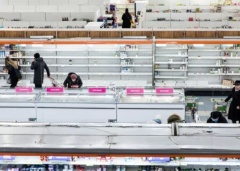 Празни рафтове в супермаркет в Киев. Без нов транш от западна помощ, украинците може да се сблъскат с тежка зима на строги ограничения. Снимка: SOPA Images/LightRocket чрез Getty Images/Михайло Палинчак