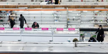 Празни рафтове в супермаркет в Киев. Без нов транш от западна помощ, украинците може да се сблъскат с тежка зима на строги ограничения. Снимка: SOPA Images/LightRocket чрез Getty Images/Михайло Палинчак