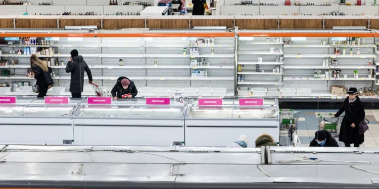 Празни рафтове в супермаркет в Киев. Без нов транш от западна помощ, украинците може да се сблъскат с тежка зима на строги ограничения. Снимка: SOPA Images/LightRocket чрез Getty Images/Михайло Палинчак