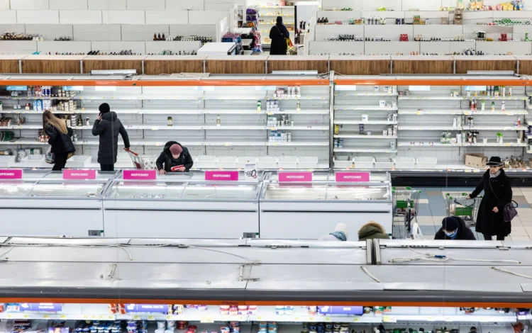 Празни рафтове в супермаркет в Киев. Без нов транш от западна помощ, украинците може да се сблъскат с тежка зима на строги ограничения. Снимка: SOPA Images/LightRocket чрез Getty Images/Михайло Палинчак